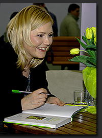 Maja Popielarska podpisuje swoje ksiki podczas targw ogrodniczych Gardenia 2011